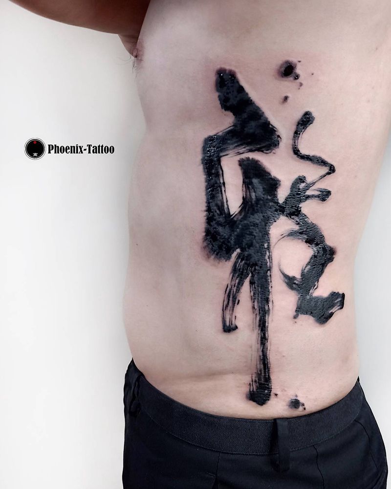水墨字纹身图片_腰部水墨字纹身图案