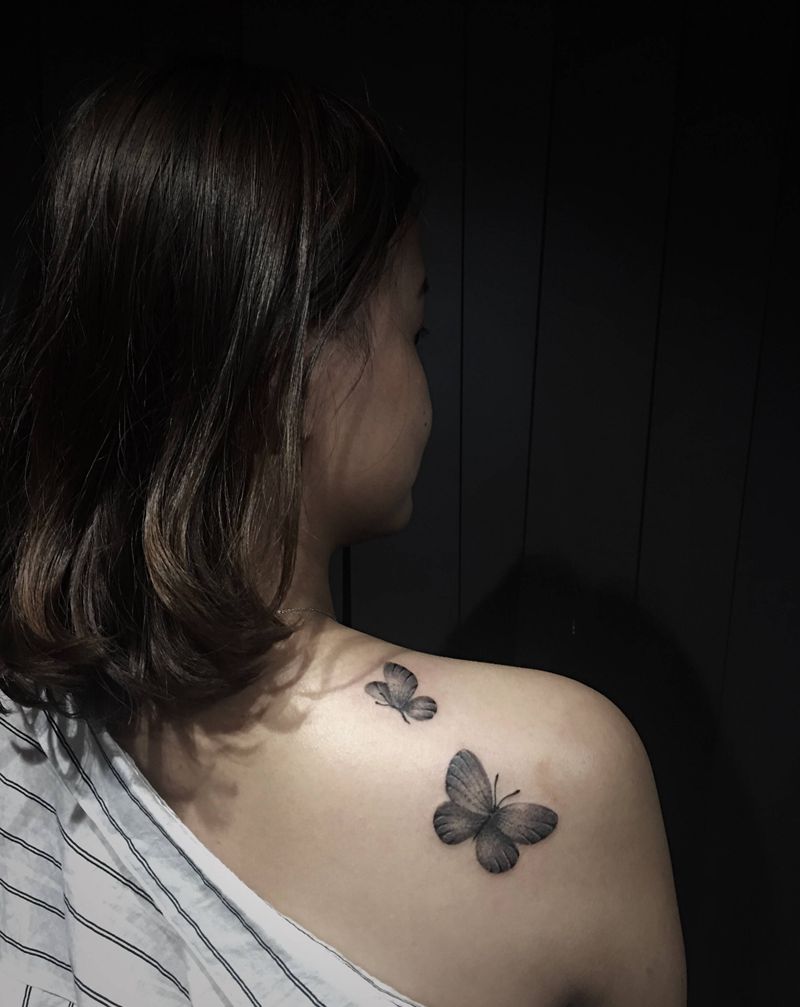 小蝴蝶纹身图片_背部水墨点刺纹身图案