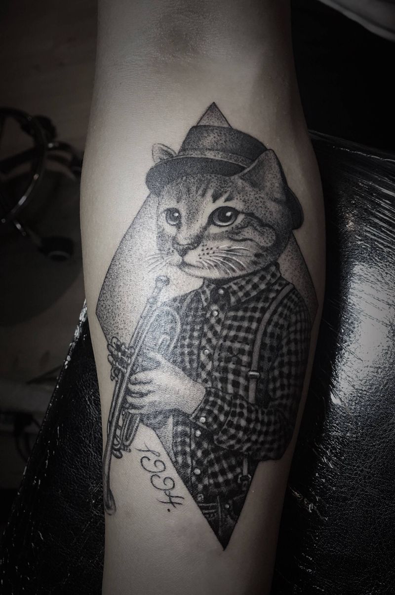 吹小号的猫咪纹身图片_手臂点刺几何纹身图案