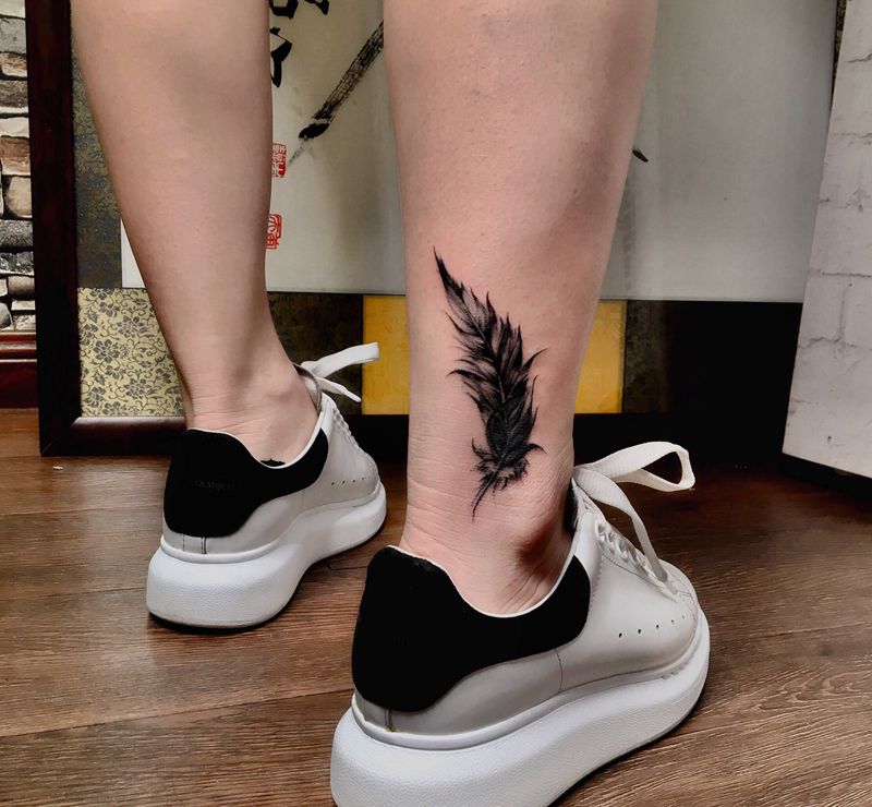 羽毛遮盖纹身图片_欧美写实纹身图案