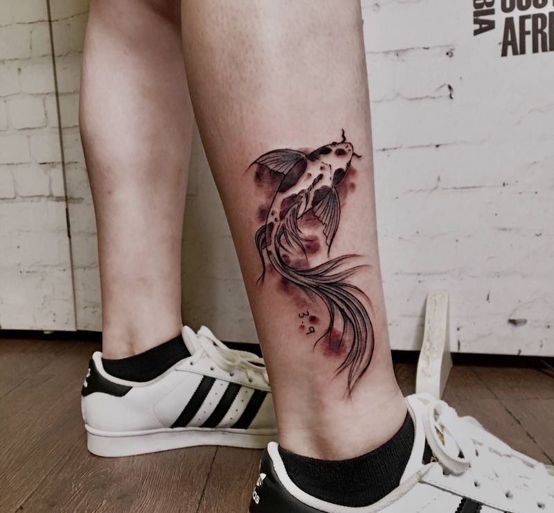 鱼纹身图片_脚部腿部水彩水墨纹身图案