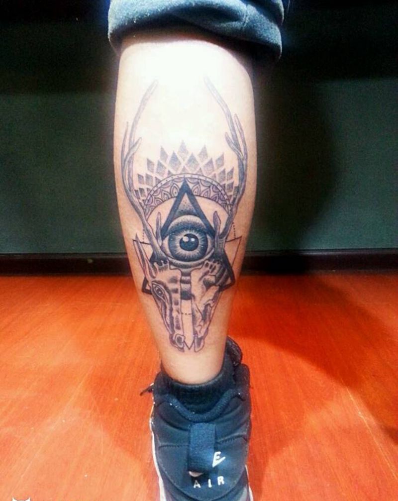 鹿头与眼睛纹身图片