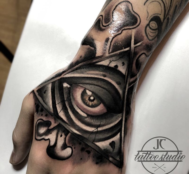 上帝之眼纹身图片_手部背部欧美写实纹身图案
