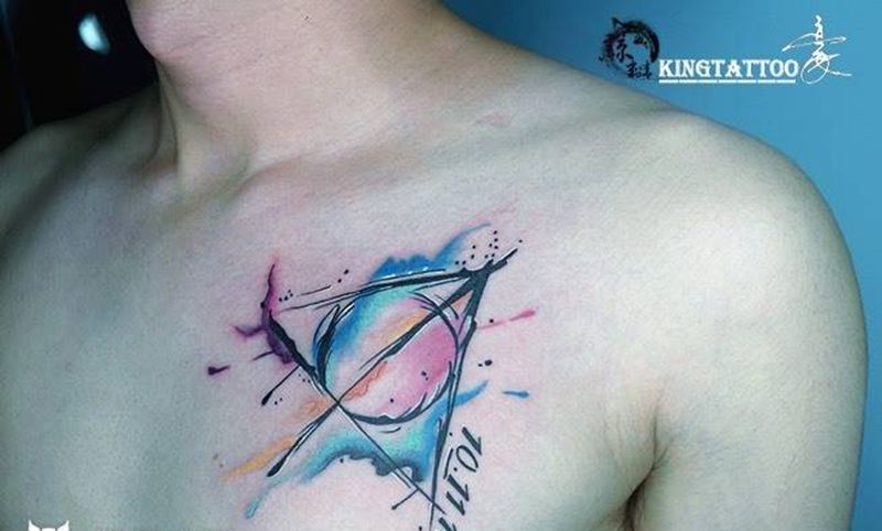 三角形纹身图片_胸部成品欧美几何水彩纹身图案