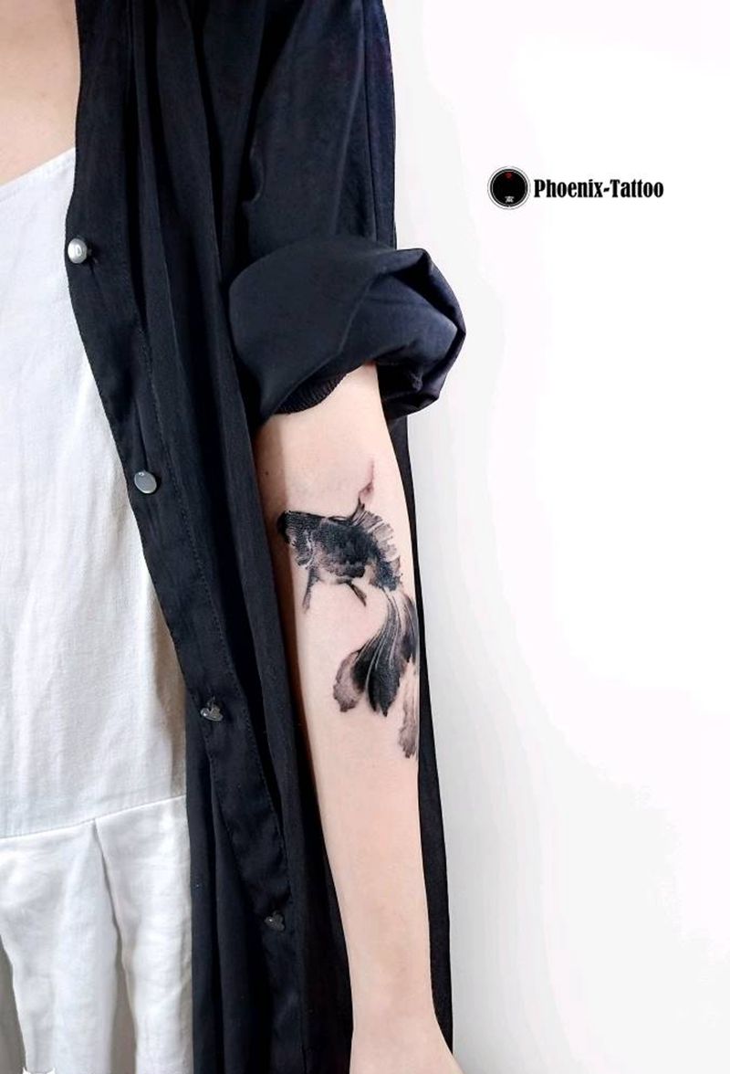 小金鱼纹身图片_手臂水墨纹身图案