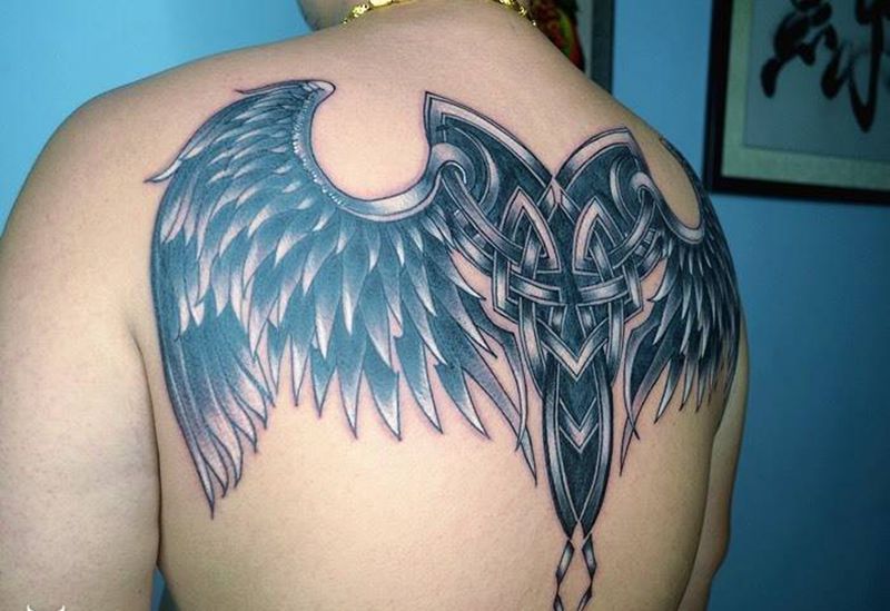 翅膀作品纹身图片_成品背部写实广州花都纹身图案