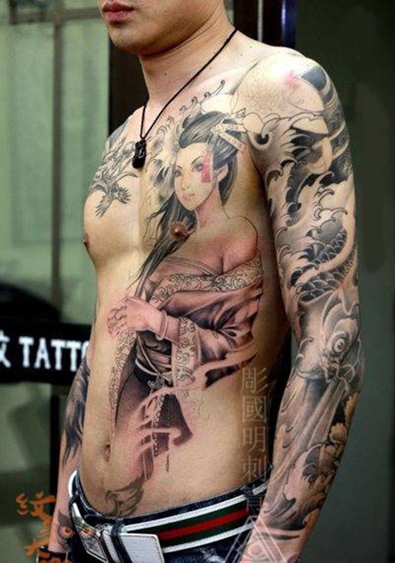 花臂与美女纹身图片_传统肖像手臂手部胸部纹身图案