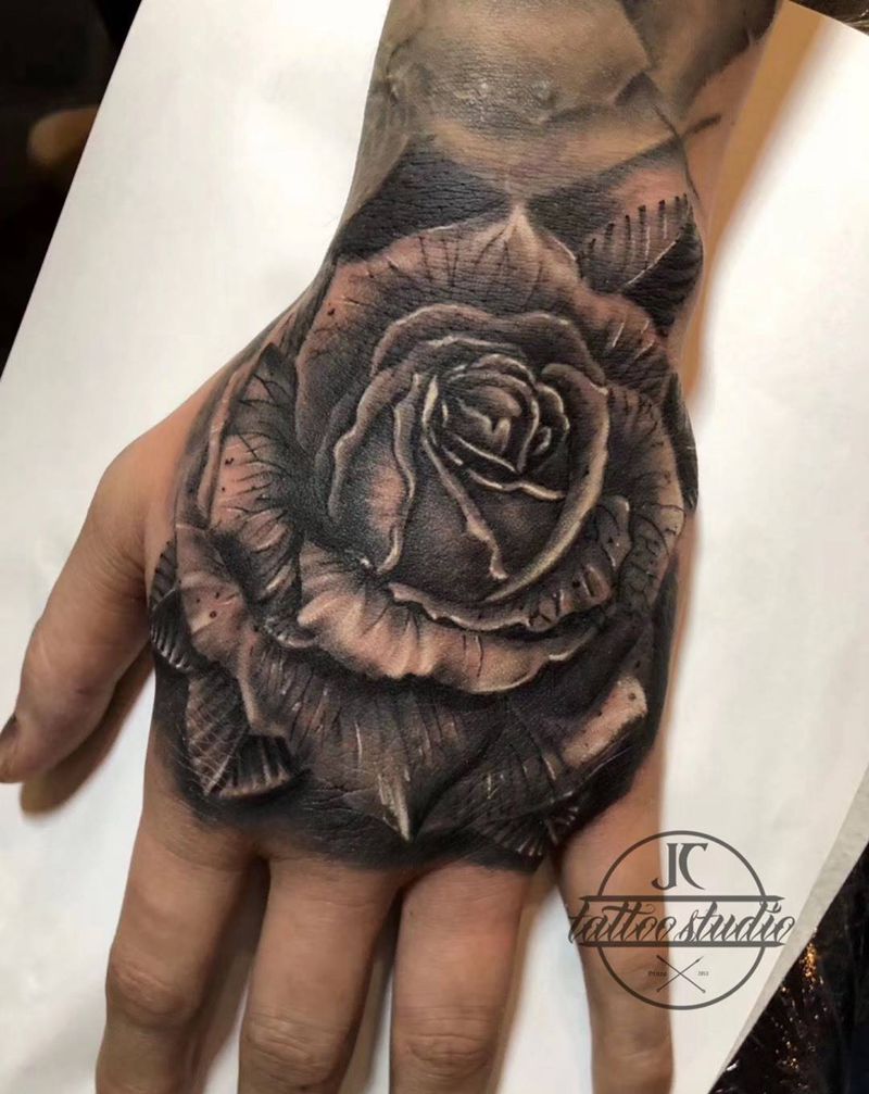 玫瑰纹身图片_手部手臂欧美写实纹身图案