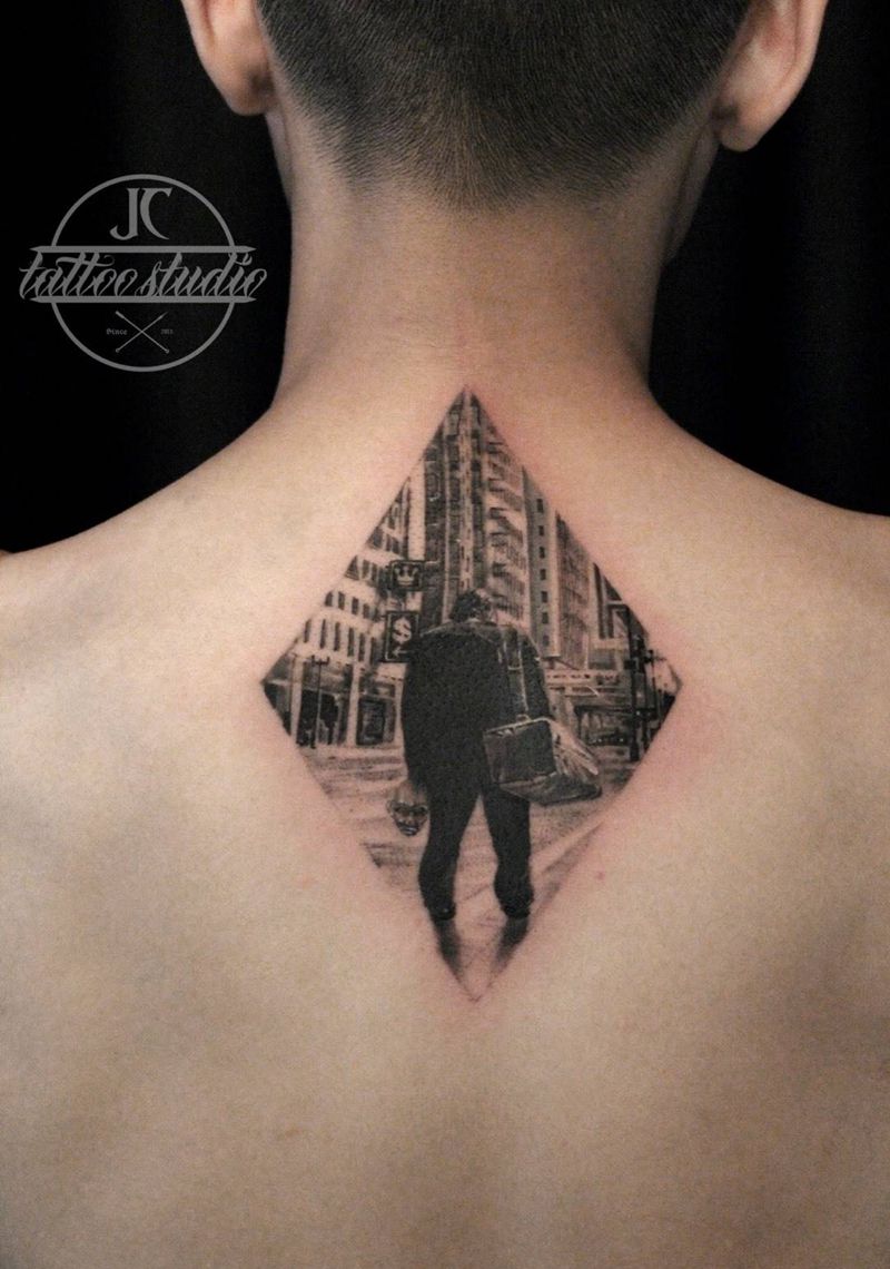 背影纹身图片_背部欧美写实点刺纹身图案