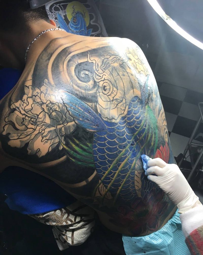 遮盖满背继续工作,上色开始纹身图片