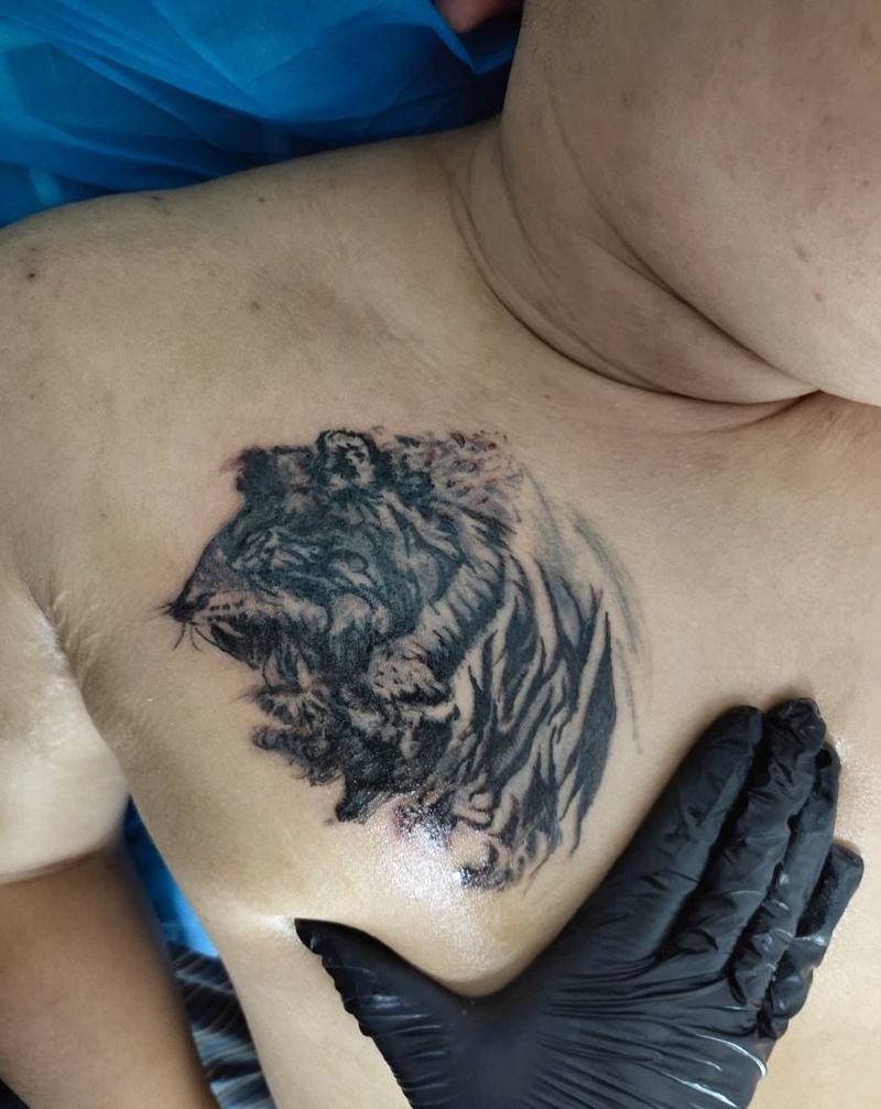 脑斧纹身图片_胸部纹身图案