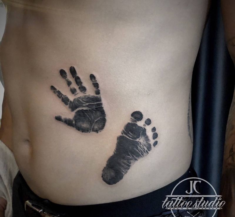 宝宝手腳印纹身图片_成品手部腿部腹部欧美清新写实人物纹身图案