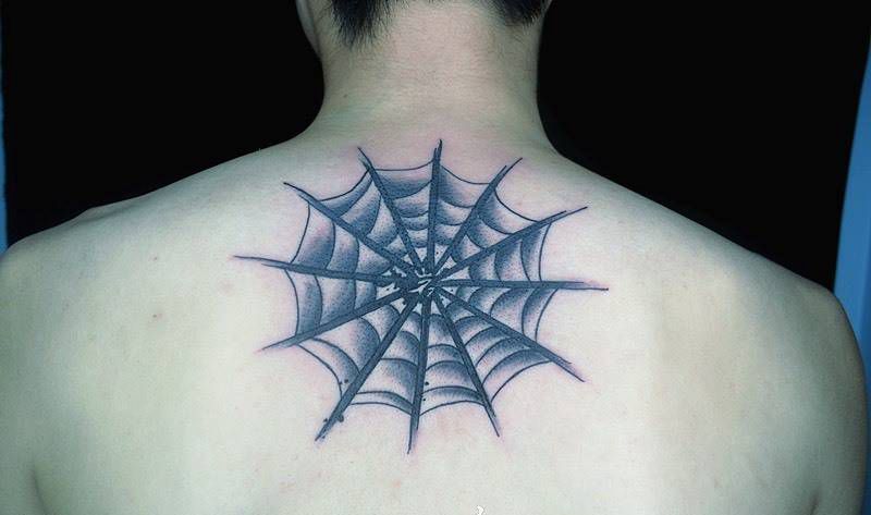 蜘蛛网纹身图片_背部成品广州花都纹身图案