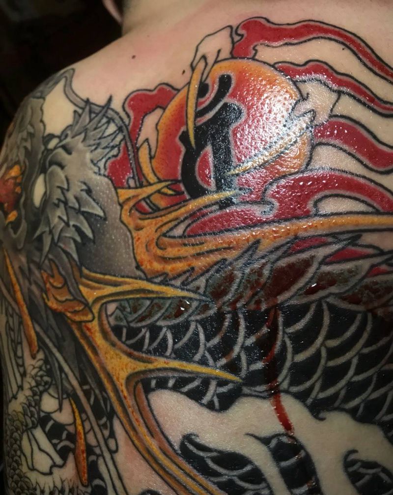 满背龙进行中纹身图片_背部老传统纹身图案