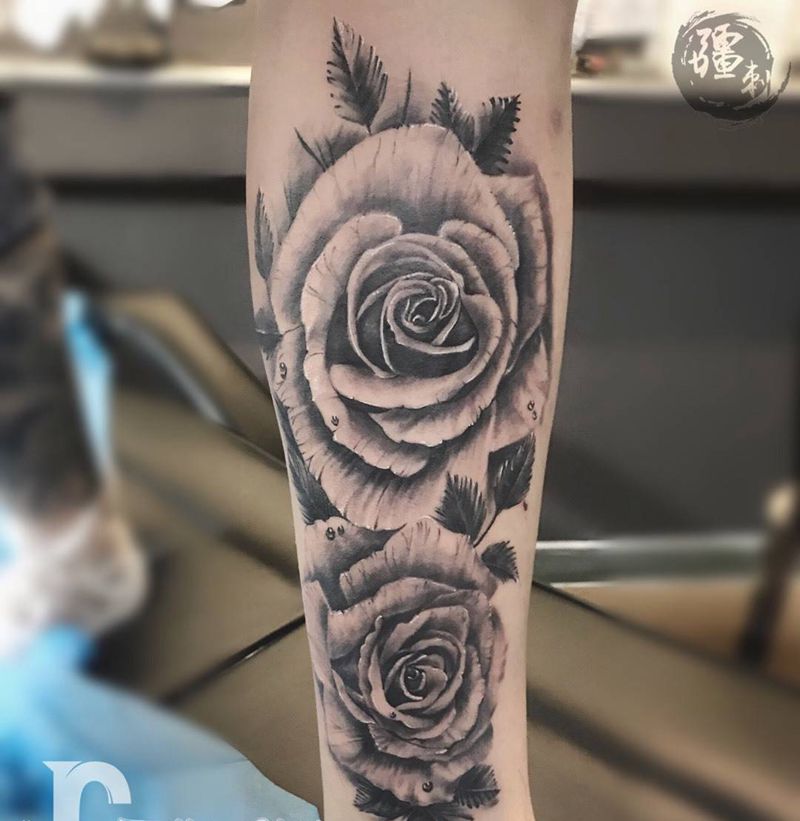 玫瑰纹身图片_欧美写实清新植物成品脚部腿部玫瑰纹身图案