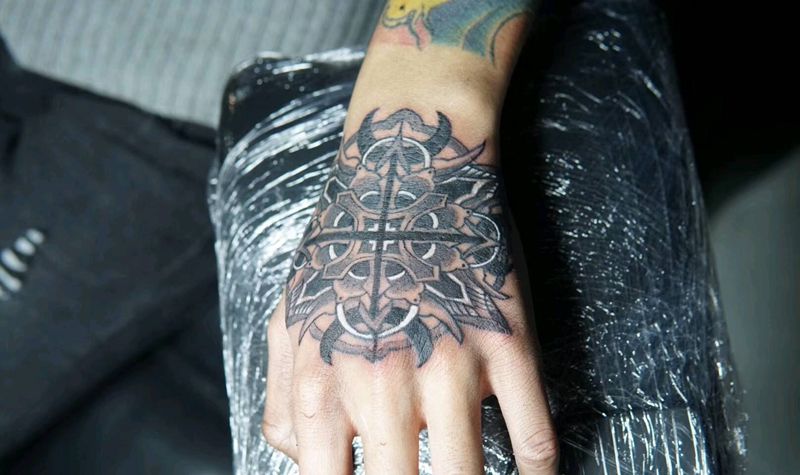 图腾黑纹身图片_手部几何纹身图案