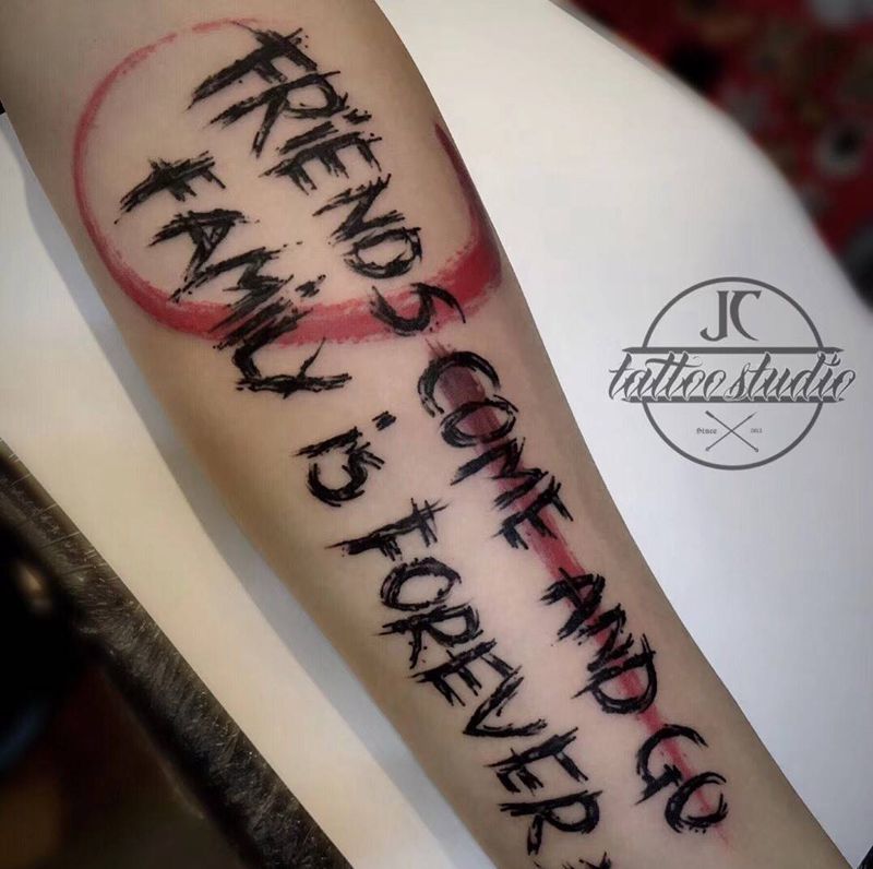 朋友来来去去 家人才是永远的。纹身图片_成品手部臀部手臂欧美清新字符纹身图案