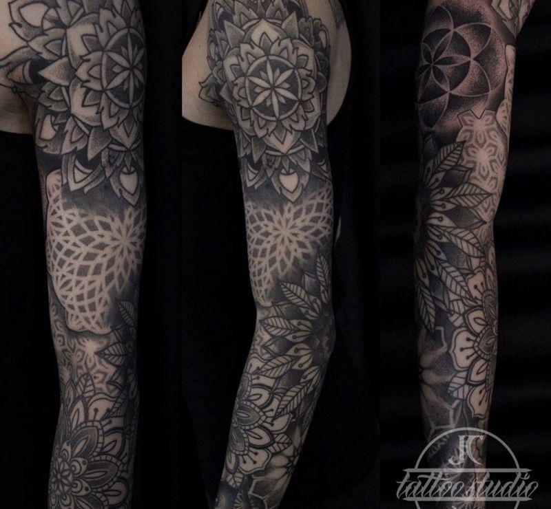 曼陀羅花臂纹身图片_手部手臂欧美写实点刺纹身图案