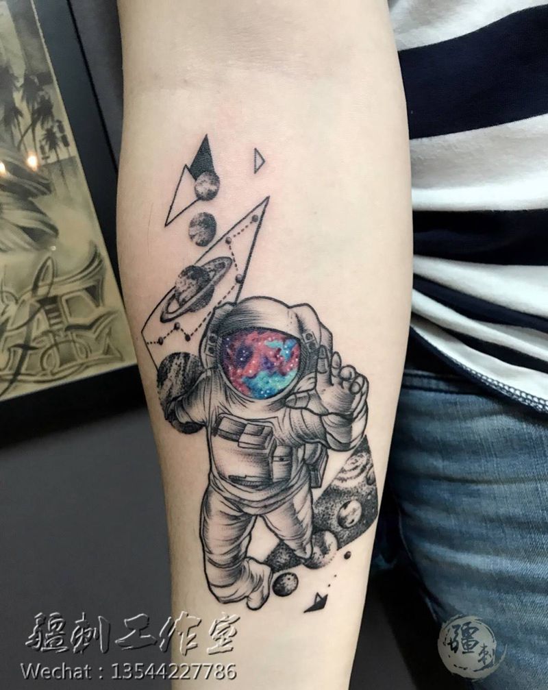太空人纹身图片_成品手臂手部臀部欧美清新几何人物原创纹身图案