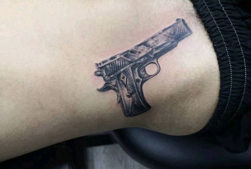 手枪 写实3h纹身图片_腰部纹身图案