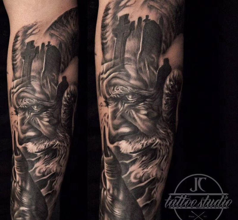 撤旦纹身图片_手部手臂欧美写实纹身图案