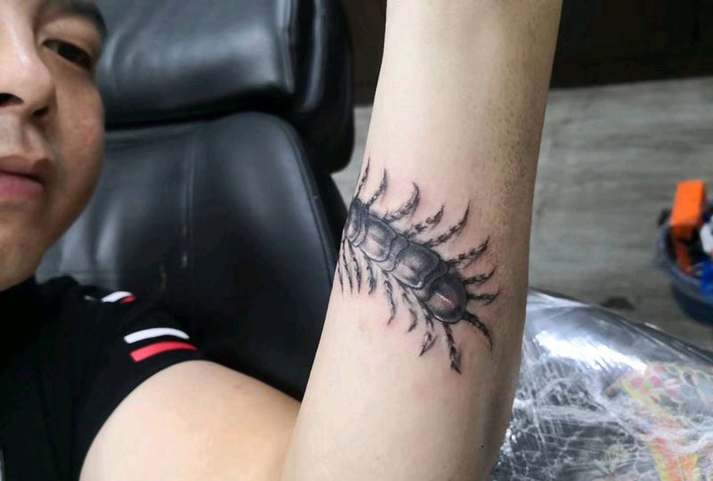 蜈蚣盘手纹身图片_手部欧美写实纹身图案