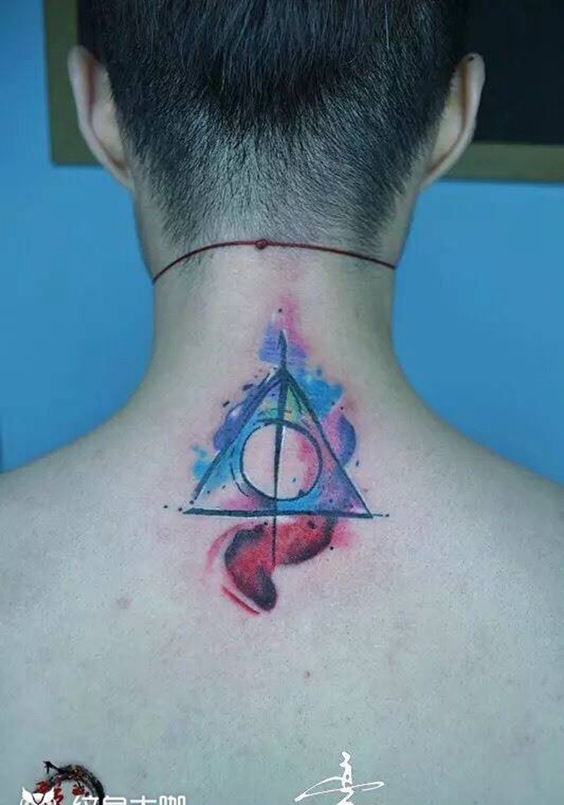 #三角形#纹身图片_背部欧美纹身图案
