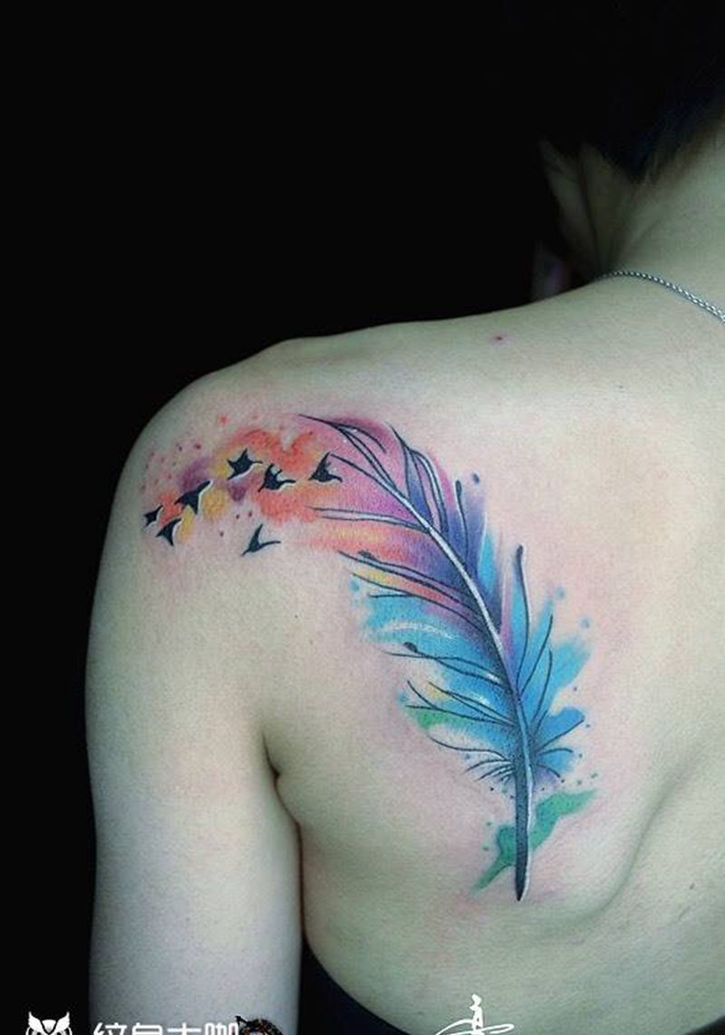 羽毛作品纹身图片_成品背部水彩广州花都纹身图案