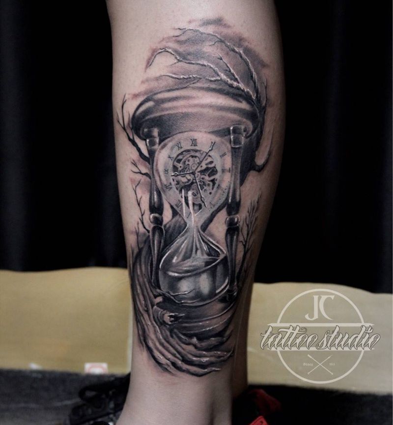時間沙漏纹身图片_脚部腿部欧美写实沙漏纹身图案