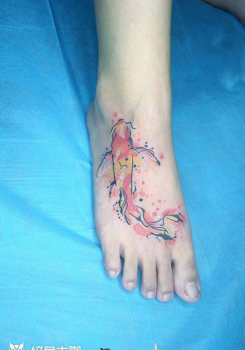 水彩小金鱼纹身图片_成品脚部清新动物水彩纹身图案
