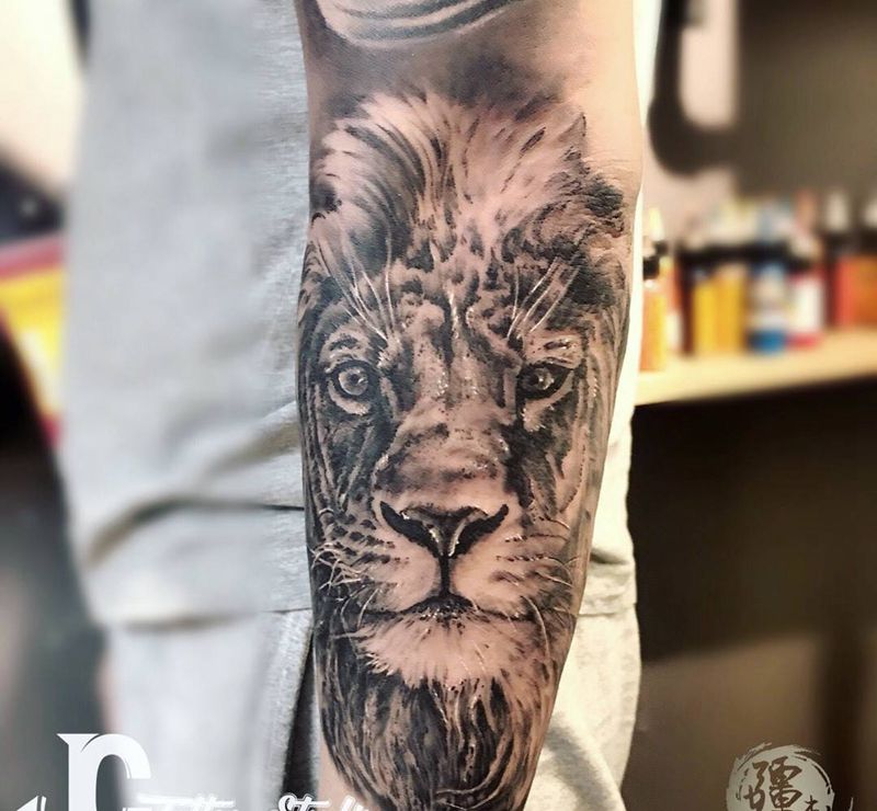 寫實獅子纹身图片_成品手部手臂欧美写实动物纹身图案