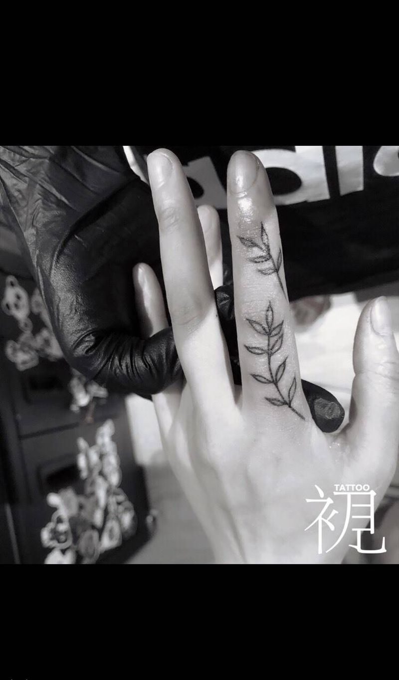 遮盖疤痕纹身图片_几何植物原创情侣清新手部手臂成品纹身图案