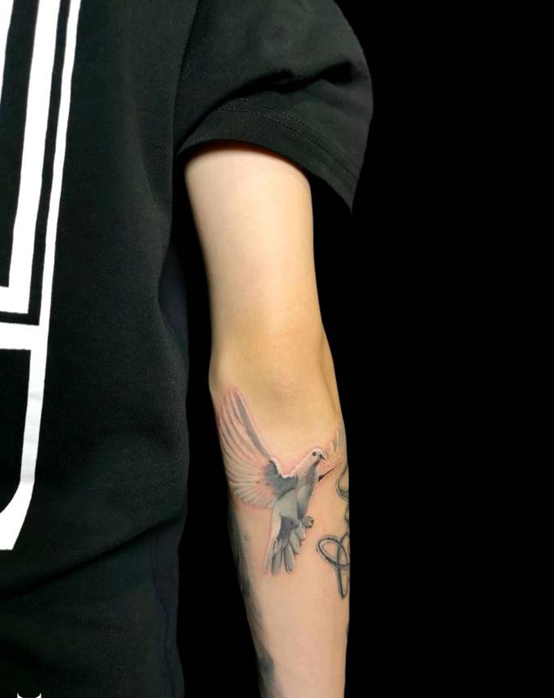 欧美写实鸽子纹身图片_手臂手部欧美写实鸟动物鸽子纹身图案