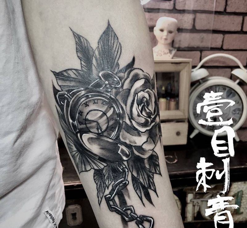 怀表和花纹身图片