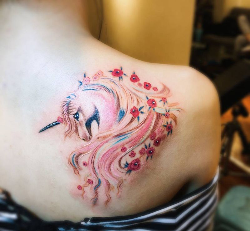 独角兽纹身图片_成品背部清新鬼神动物纹身图案