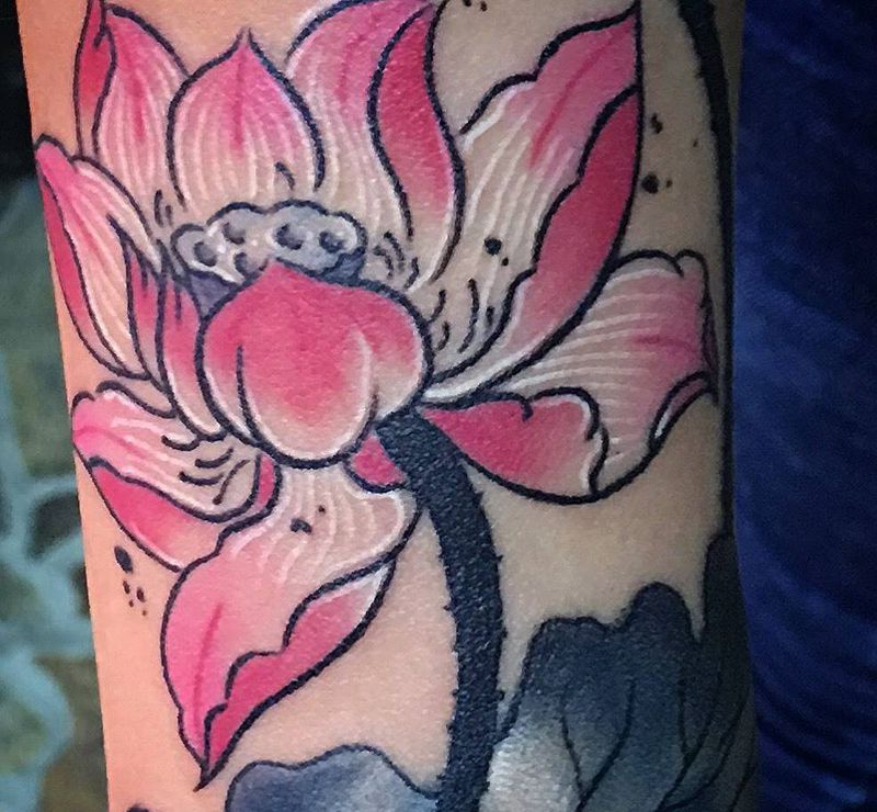 荷花遮盖纹身图片