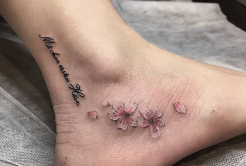 足下踏花纹身图片_脚部腿部水墨花体字樱花小清新纹身图案