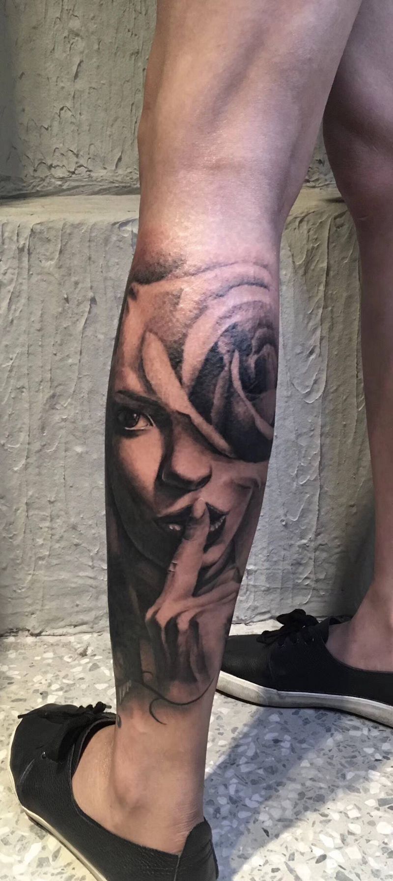 你好，败类纹身图片_腿部欧美写实美女玫瑰花纹身图案