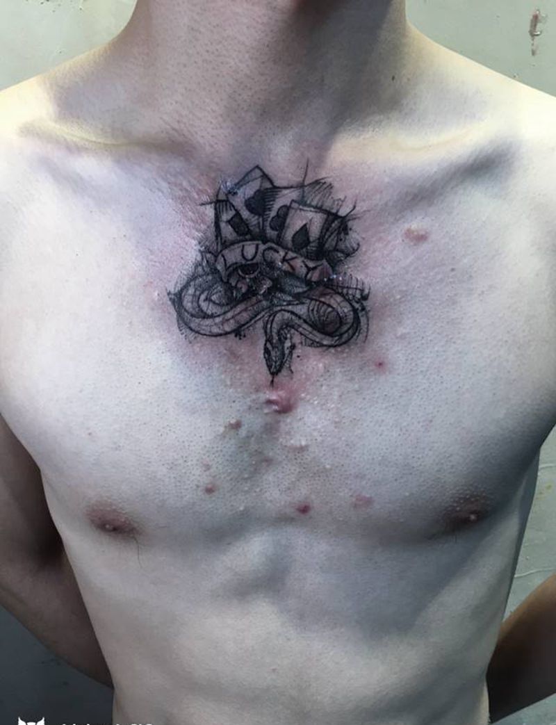 同花纹身图片_胸部几何点刺扑克牌蛇遮盖伤疤纹身图案