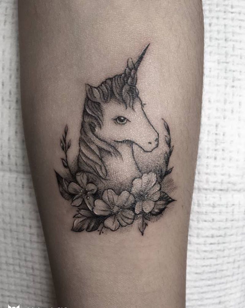 全场女嘉宾纹身图片_手臂脚部几何水彩独角兽羽毛猫纹身图案