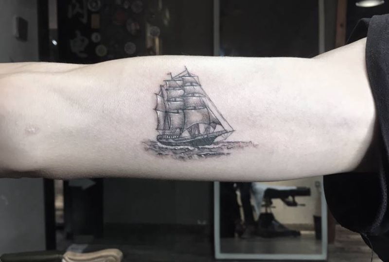 好好号纹身图片_手臂几何帆船浪花纹身图案