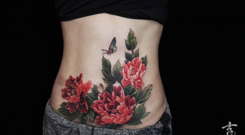 牡丹遮盖妊辰纹纹身图片_腹部新传统牡丹纹身图案