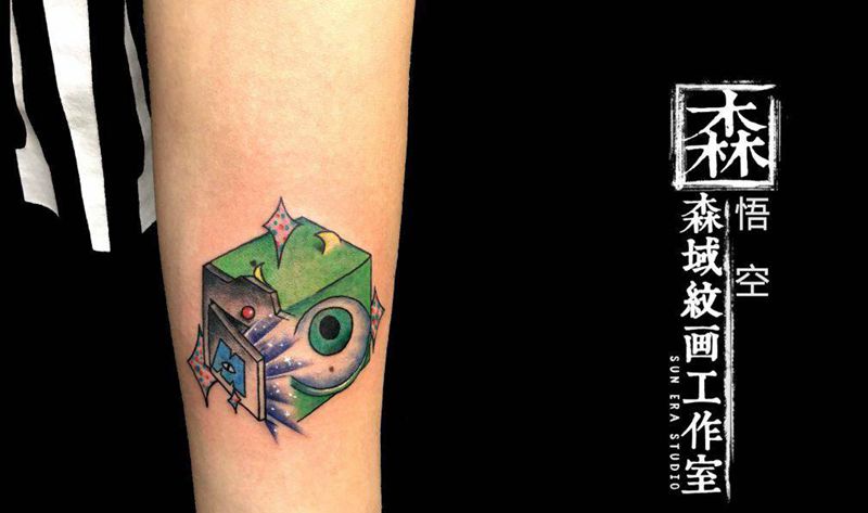 创意大眼仔纹身图片_手臂New School大眼仔怪兽大学创意纹身图案