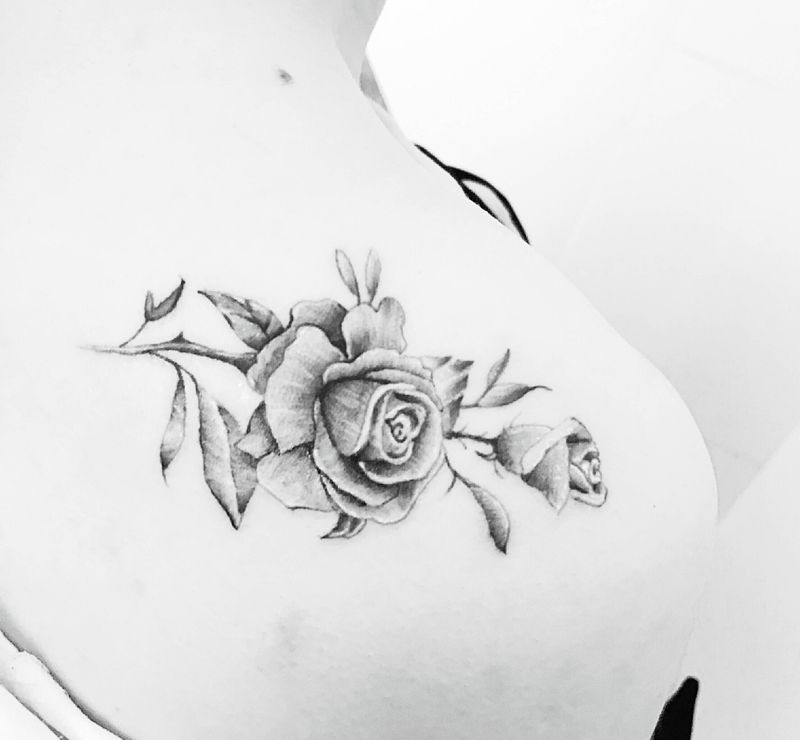 素花。纹身图片_背部水墨点刺纹身图案