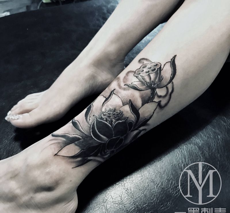 新传统荷花。纹身图片_脚部腿部新传统纹身图案