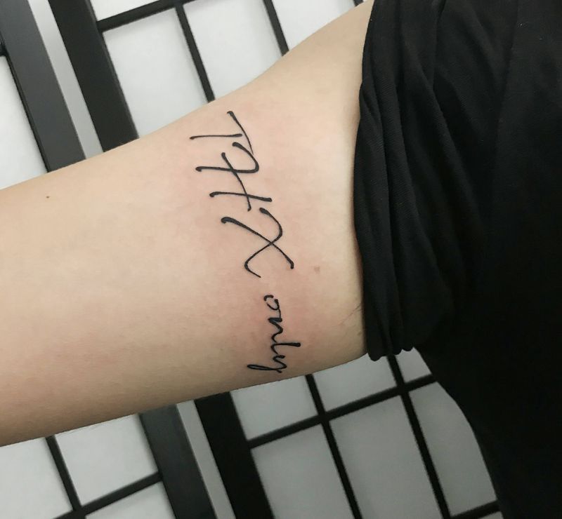 英文。纹身图片_手臂花体字几何纹身图案