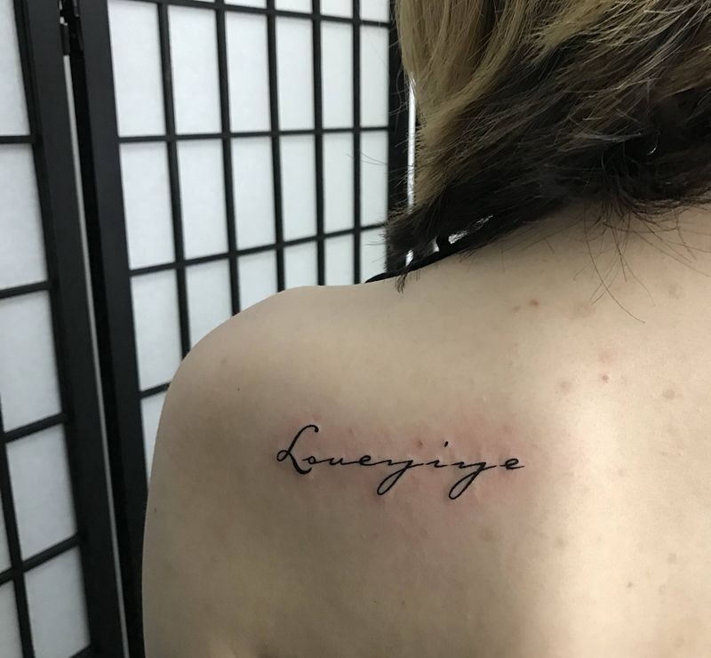 英文。纹身图片_肩部几何花体字纹身图案