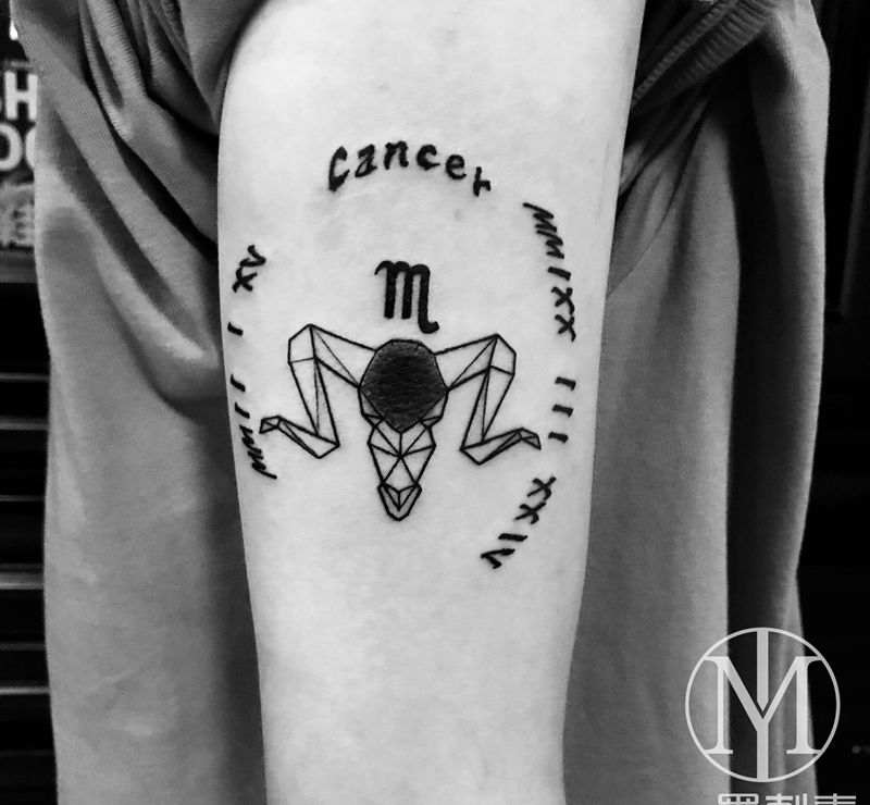 几何线条，字母。纹身图片_手臂几何纹身图案