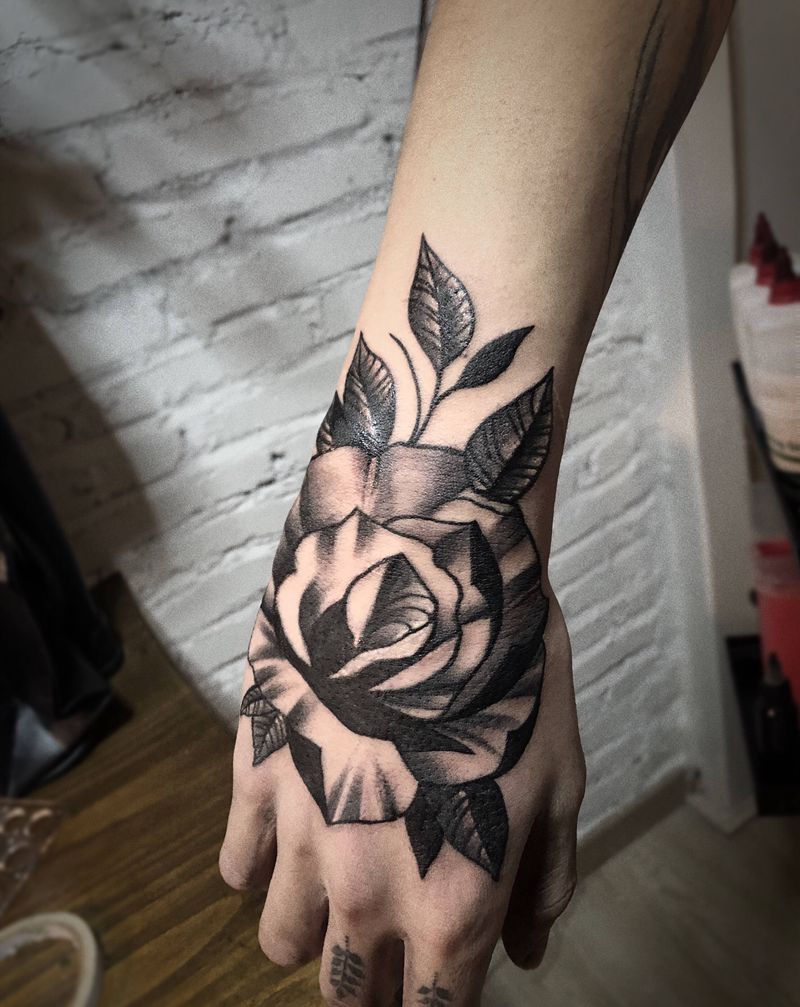 手背花纹身图片_手部Old School欧美写实纹身图案