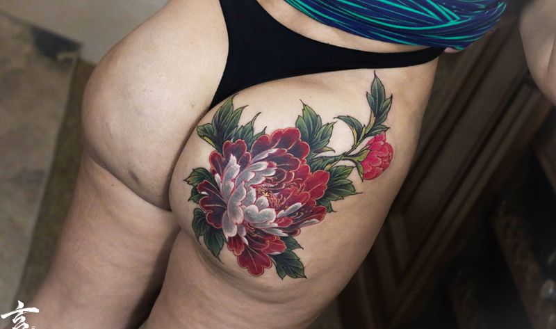 遮盖疤痕纹身图片_臀部新传统牡丹纹身图案